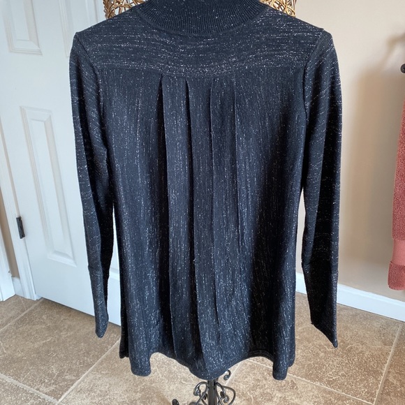 Simply Vera Vera Wang black turtleneck tunic sweater size small gold accent - Picture 6 of 6